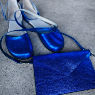 Minimalistké kožené psaníčko-metalická modrá